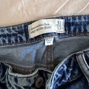 Abercrombie and Fitch : AF Mom Jean